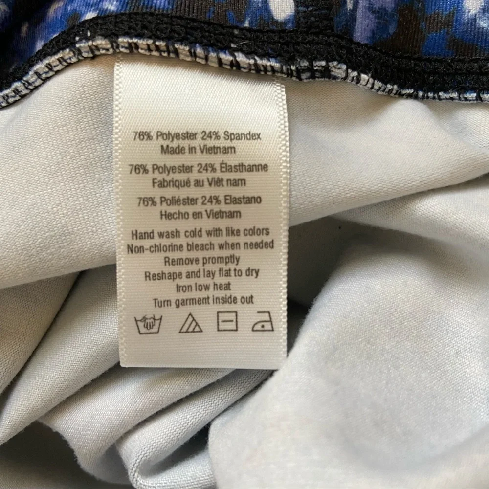 Alo Blue and Black Snake Print Capri. Size Medium. EUC.